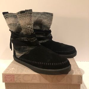 CANYON RIVER ANKLE BOOTS-NWT (5B-04192020)